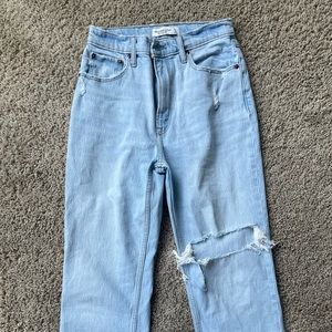 Abercrombie ‘90s Straight Ultra High Rise Jean